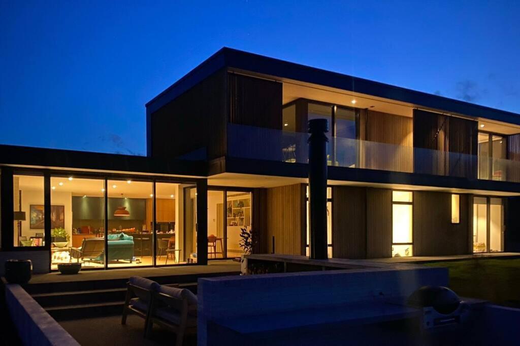 Mountain View Modern - Large With Bar & Hot Tub Holiday home Wanaka