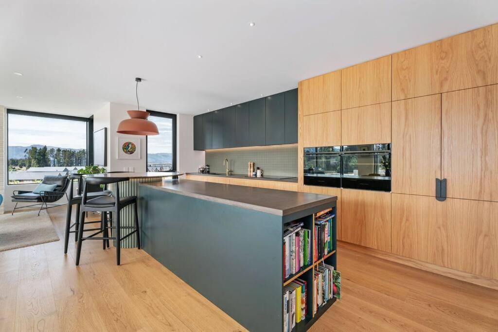 Mountain View Modern - Large With Bar & Hot Tub Wanaka