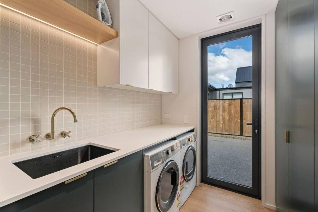 Mountain View Modern - Large With Bar & Hot Tub * Wanaka