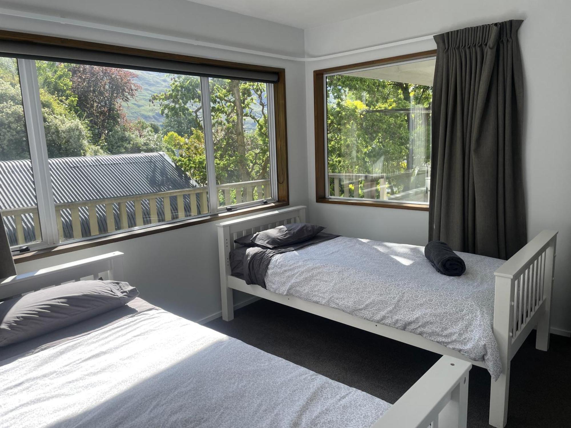 Walk To Town, & Mountain Views * Wanaka
