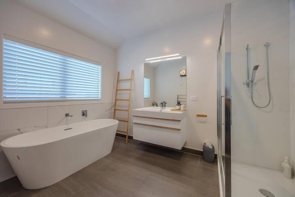 Holiday home Lakeview Heights - 2020 Built Luxury Large House & Self Contained - 264 Sq Mtr *