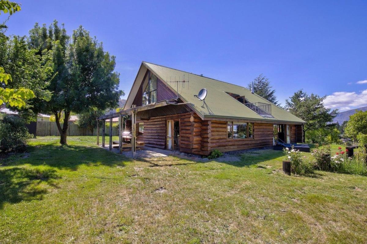 Large Club Style Lodge, Views, Walk To Town Chalet *