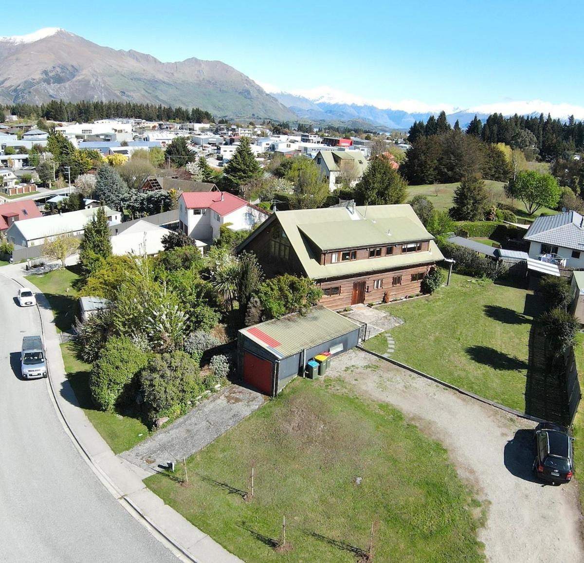 Chalet Large Club Style Lodge, Views, Walk To Town *