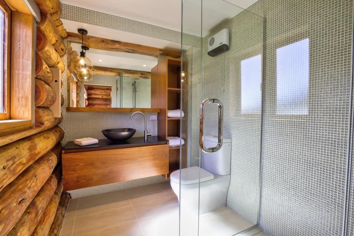 Large Club Style Lodge, Views, Walk To Town Chalet Wanaka