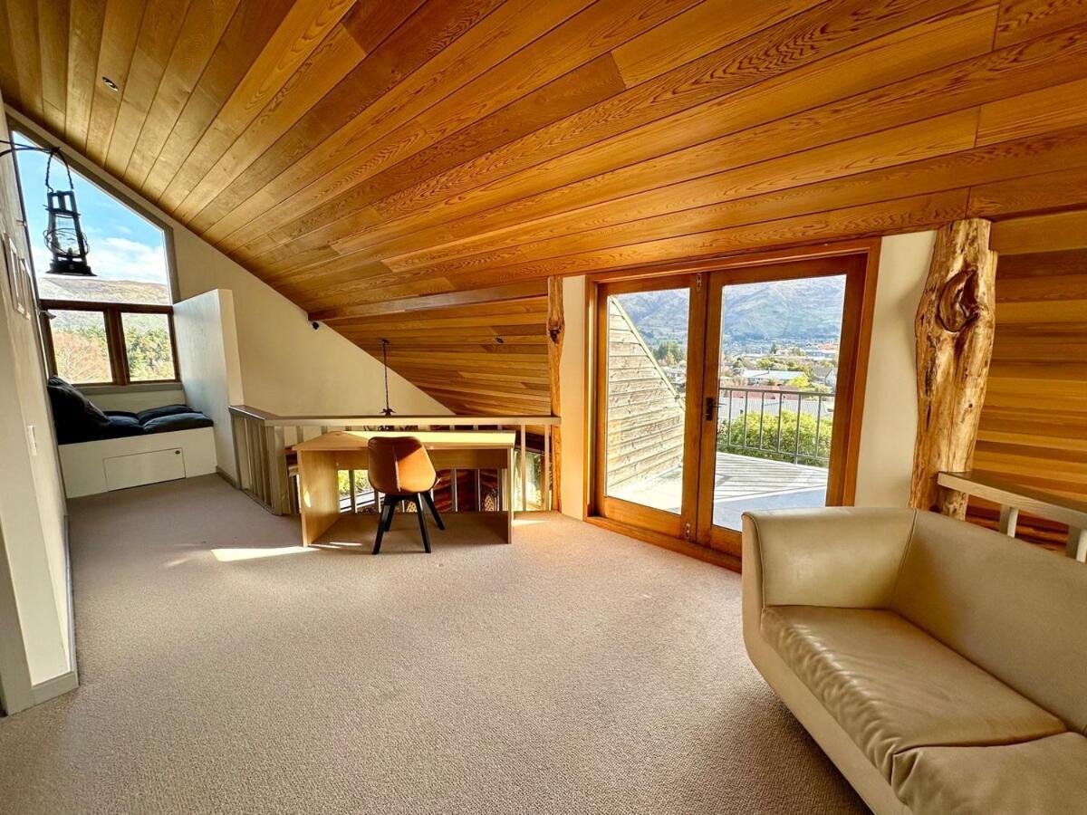 Large Club Style Lodge, Views, Walk To Town