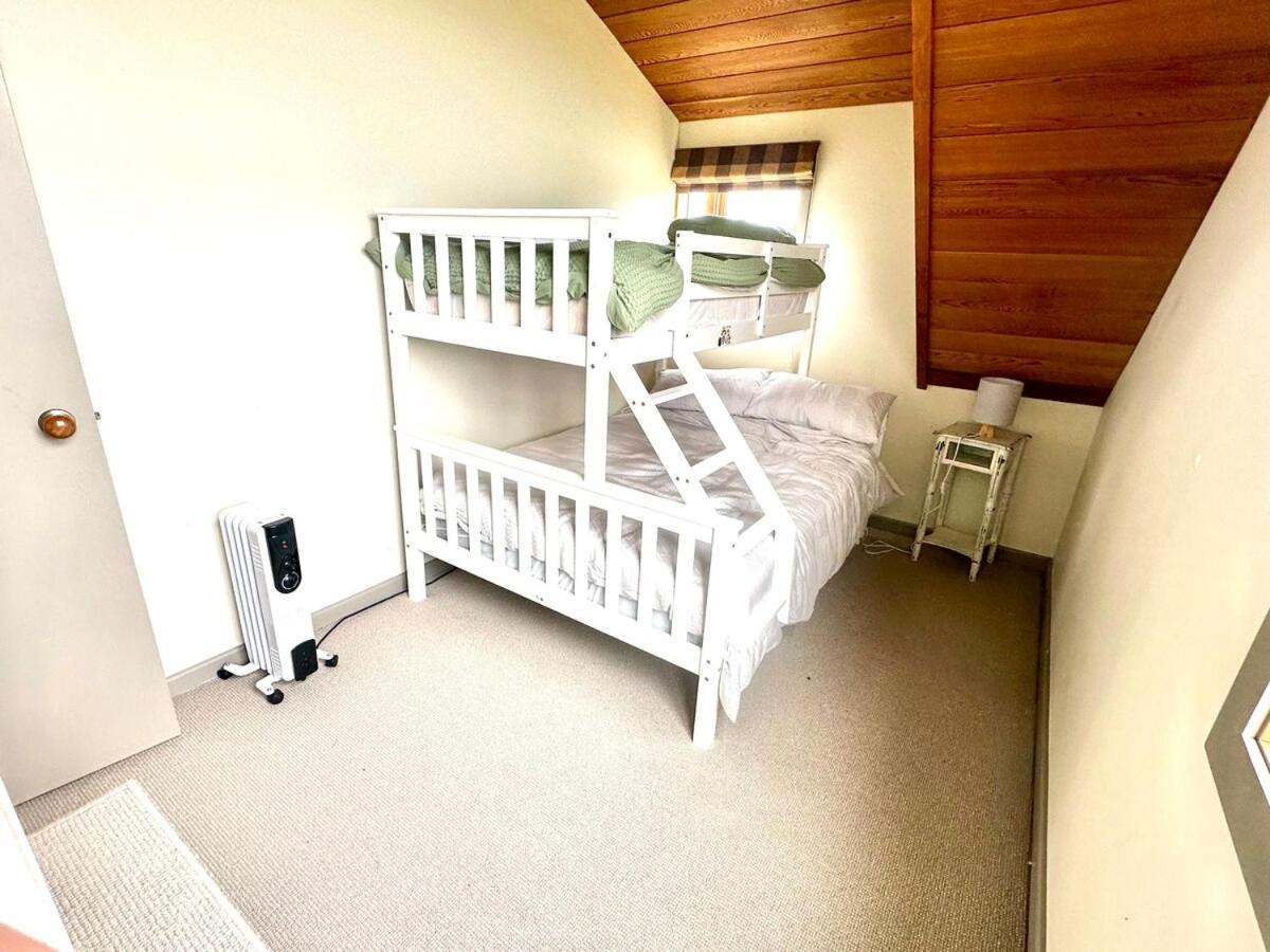 Large Club Style Lodge, Views, Walk To Town Chalet Wanaka