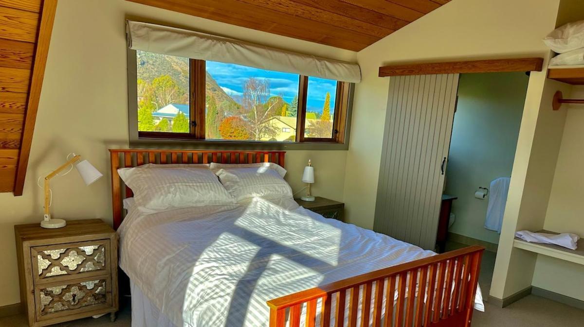 Chalet Large Club Style Lodge, Views, Walk To Town Wanaka