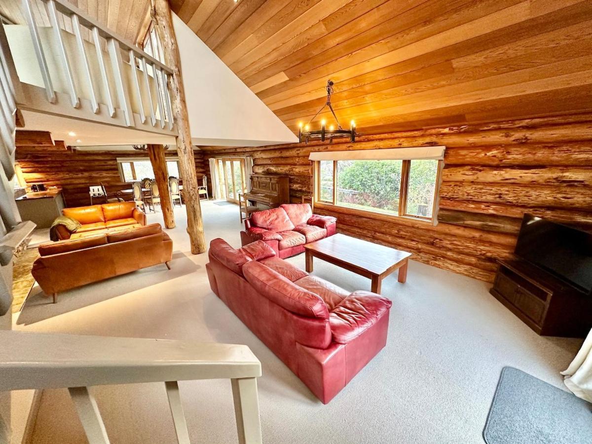 Large Club Style Lodge, Views, Walk To Town Chalet *