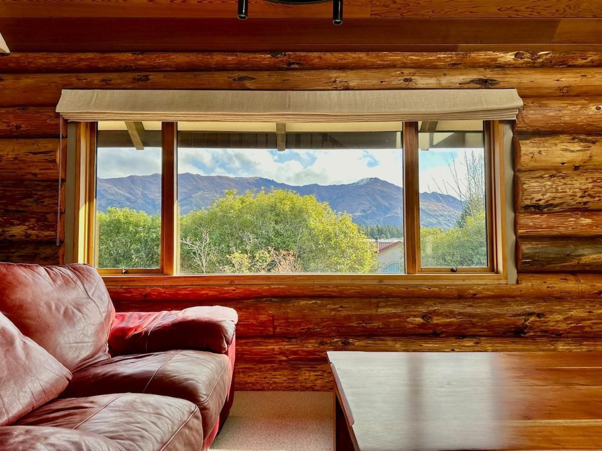 Large Club Style Lodge, Views, Walk To Town Chalet *