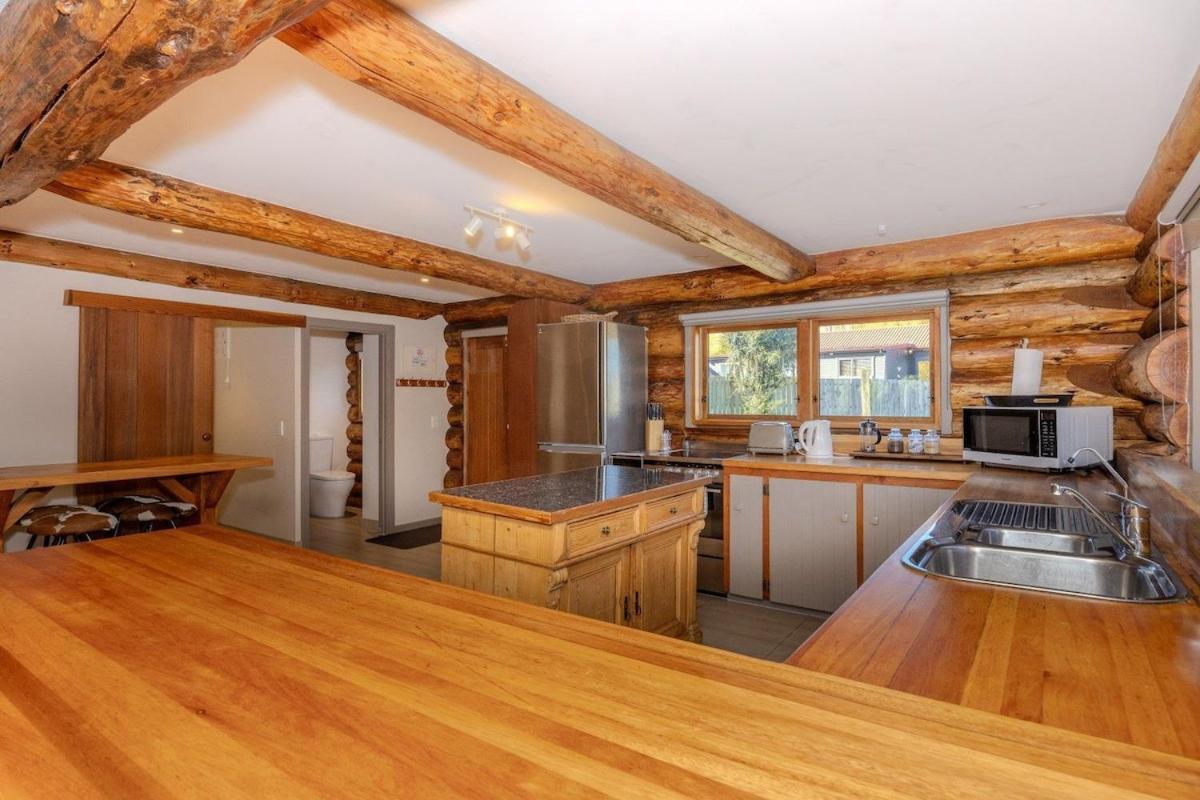 Large Club Style Lodge, Views, Walk To Town Chalet *