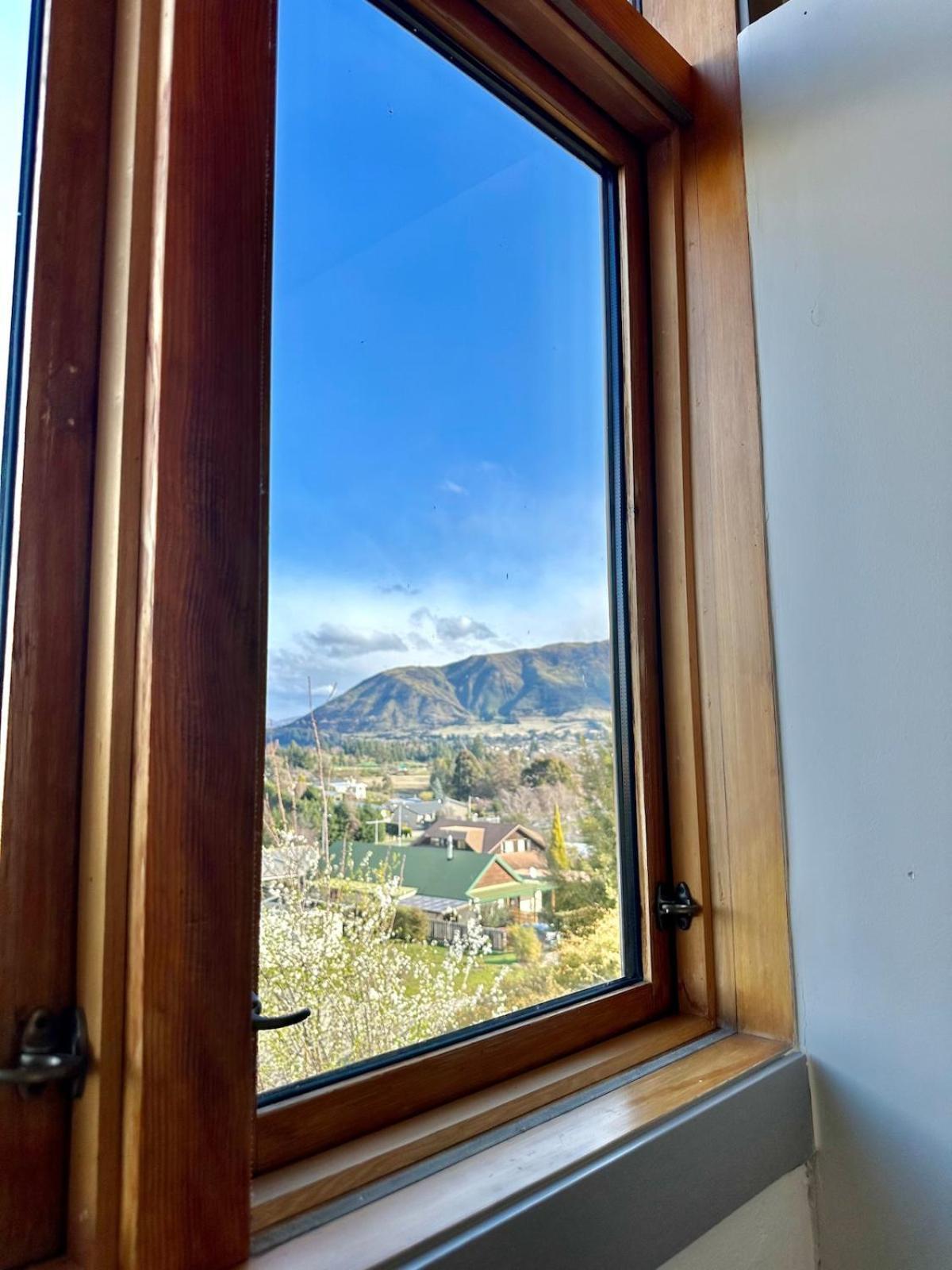 Large Club Style Lodge, Views, Walk To Town Chalet Wanaka