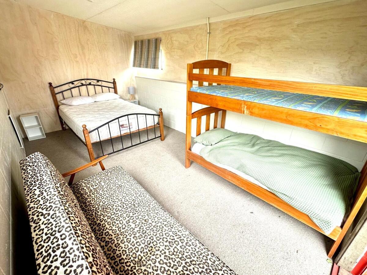 Large Club Style Lodge, Views, Walk To Town Chalet Wanaka