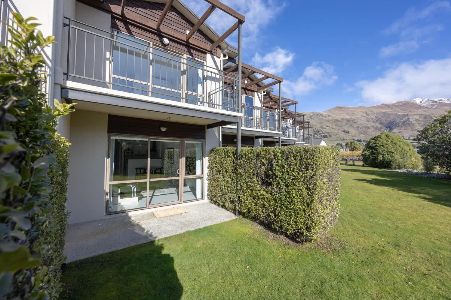 Contemporary Two Level Escape Near Oakridge Apartment *