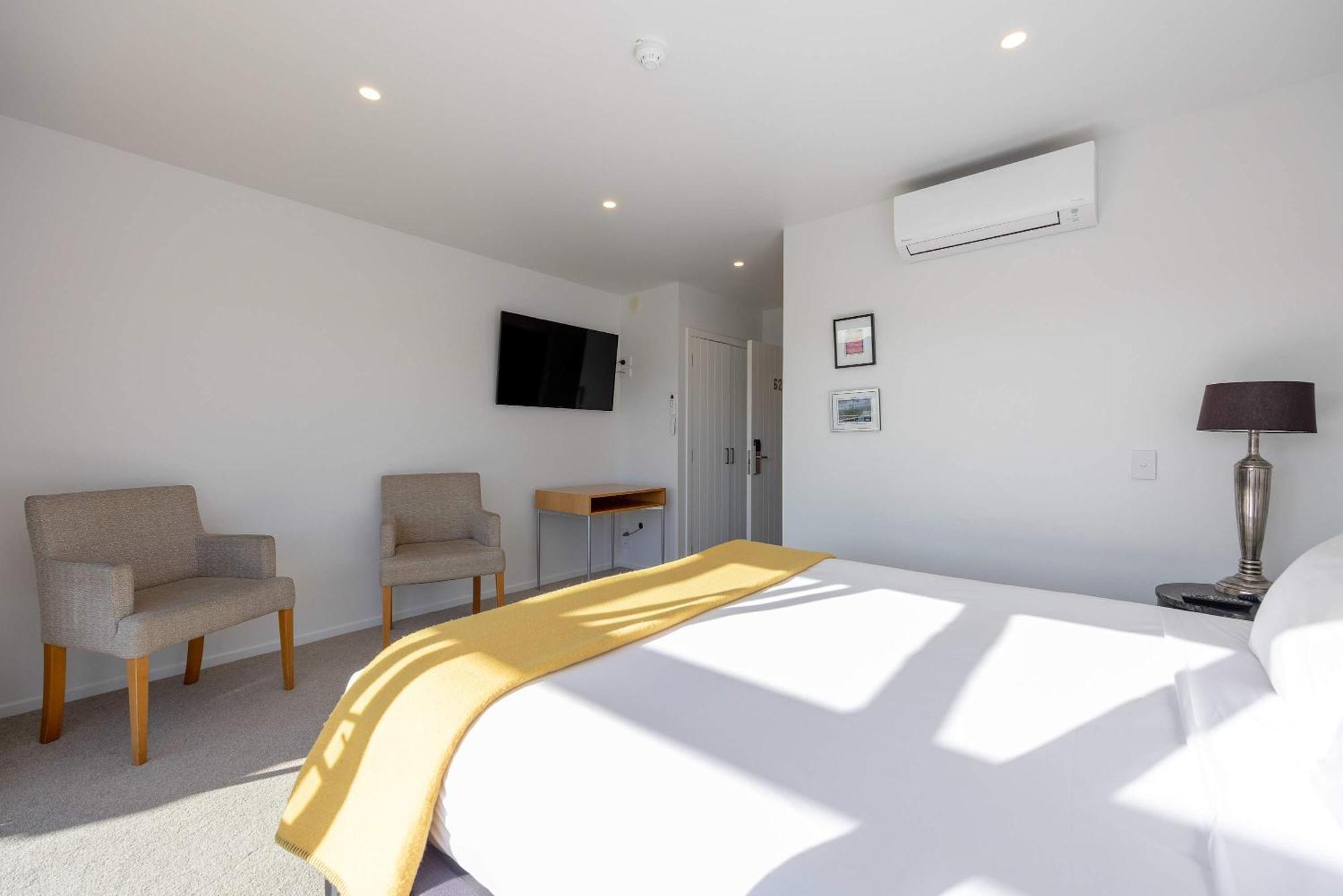 Contemporary Two Level Escape Near Oakridge Apartment
