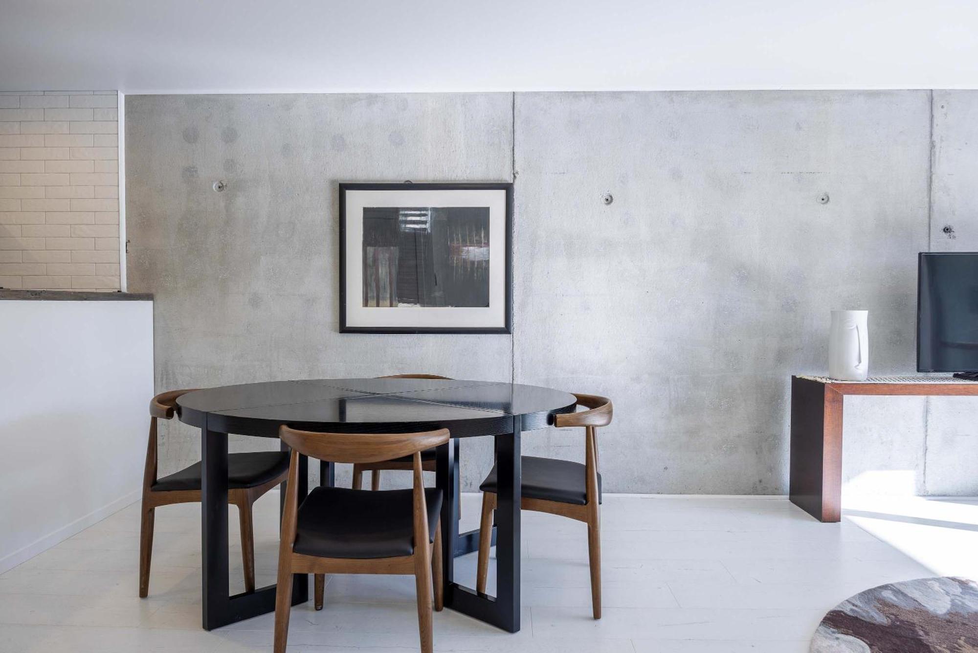 Contemporary Two Level Escape Near Oakridge