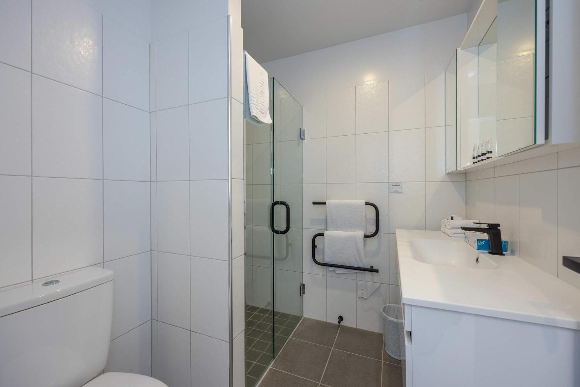 Apartment Contemporary Two Level Escape Near Oakridge