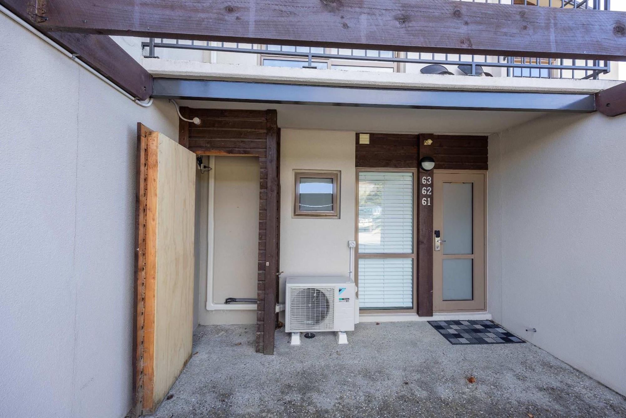 Contemporary Two Level Escape Near Oakridge Apartment