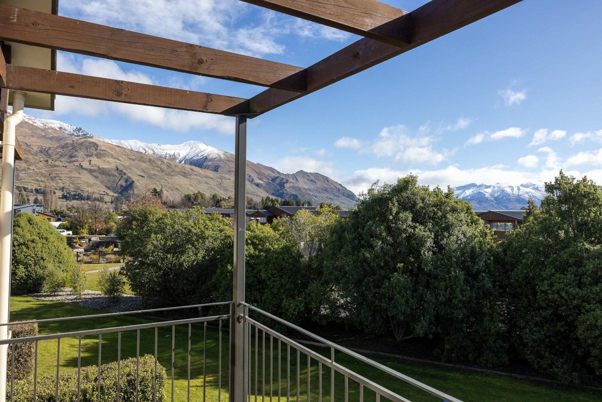 Contemporary Two Level Escape Near Oakridge Wanaka