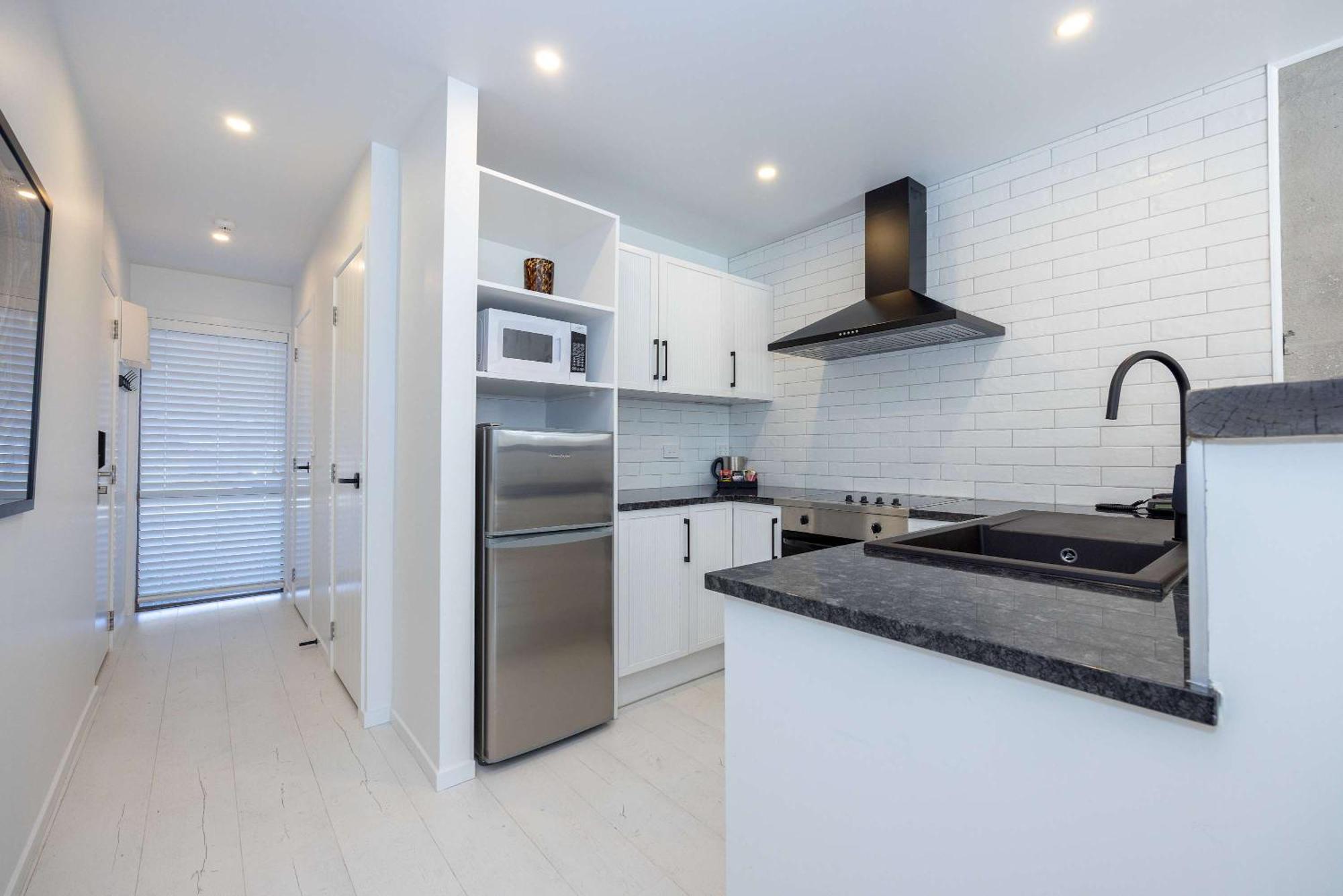 Contemporary Two Level Escape Near Oakridge Apartment