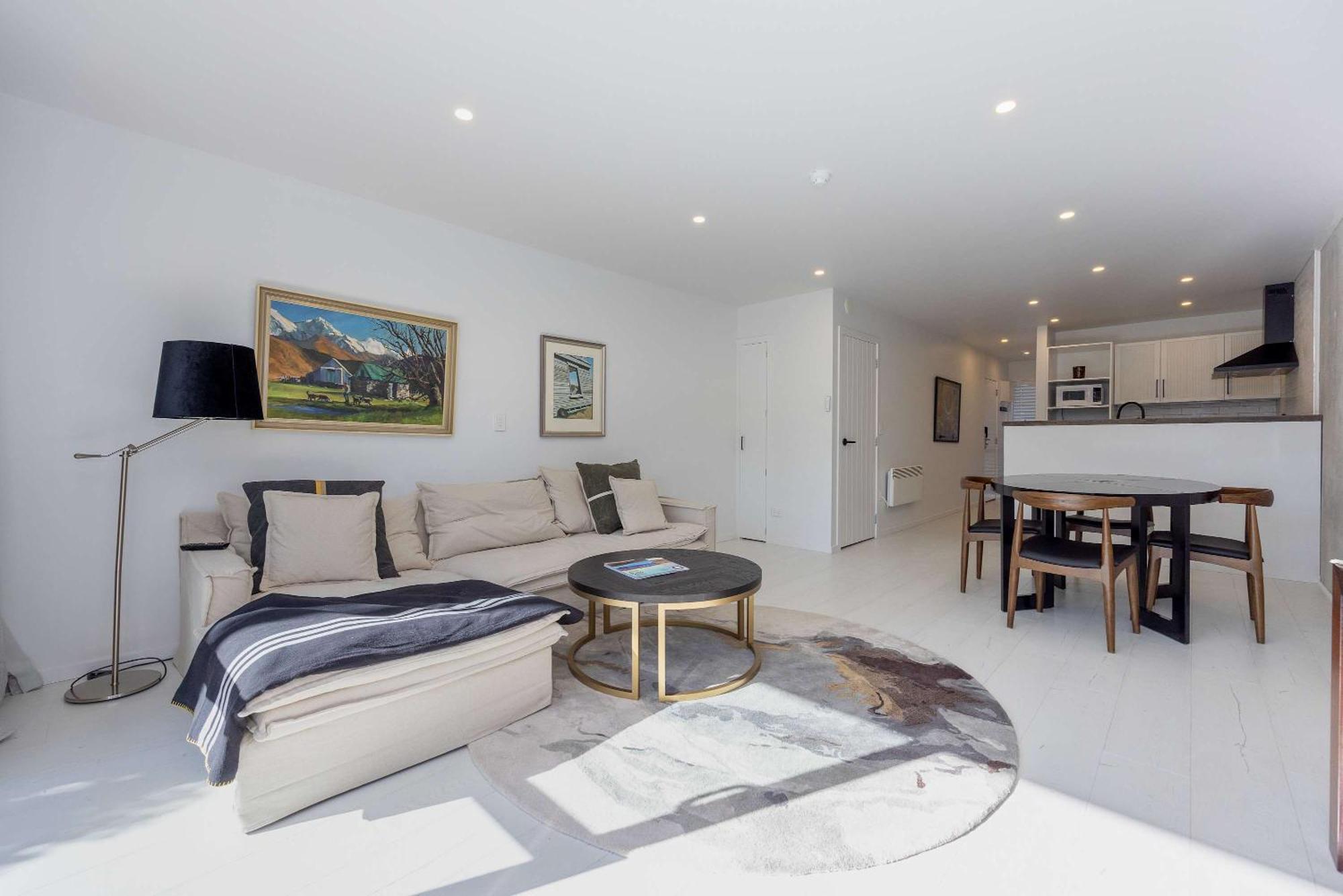 Contemporary Two Level Escape Near Oakridge Apartment *