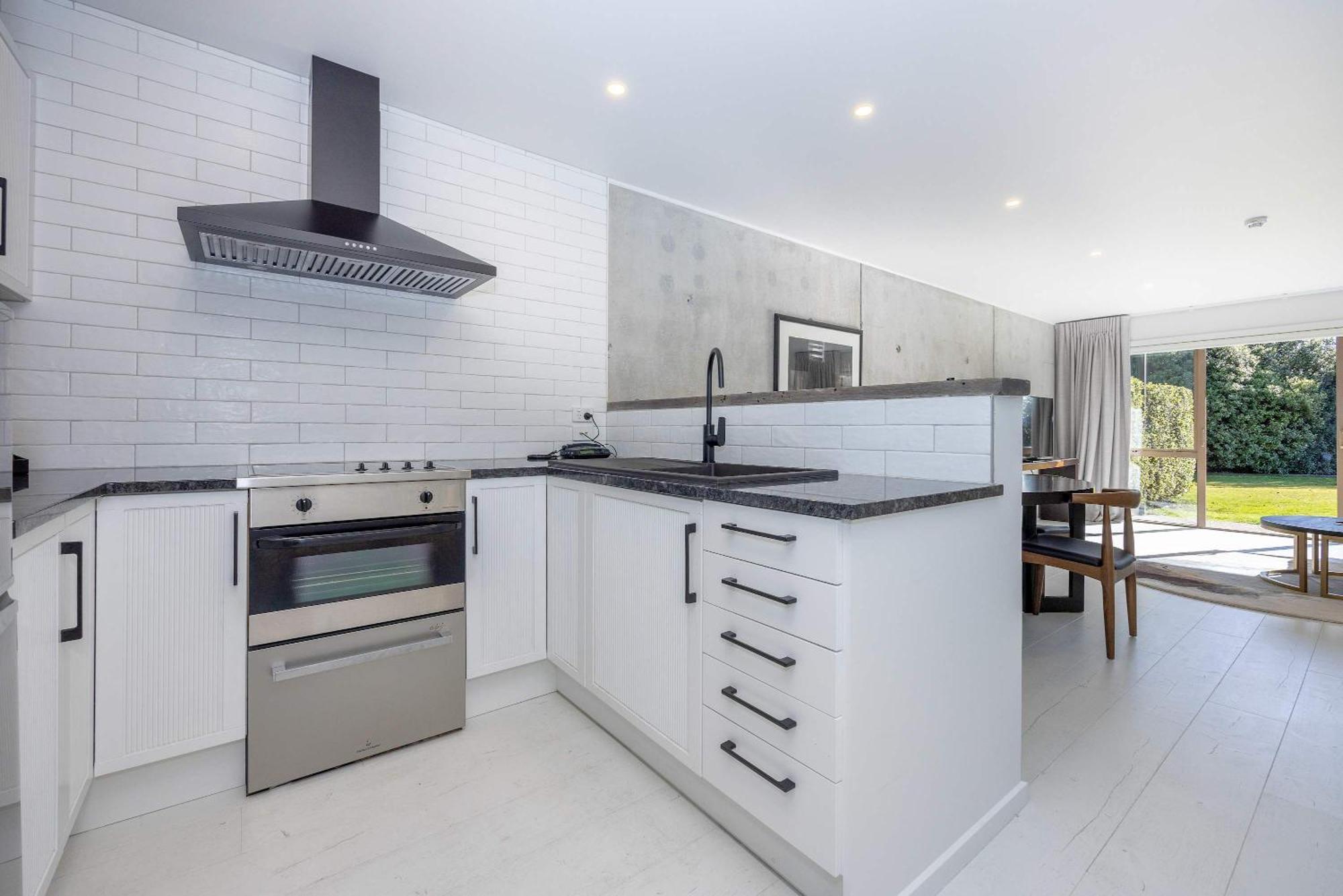 Apartment Contemporary Two Level Escape Near Oakridge *
