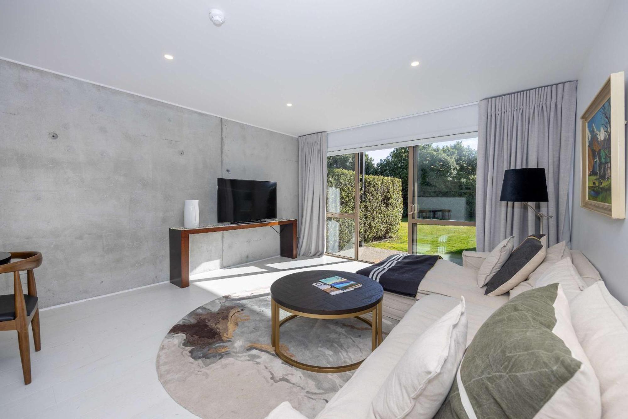 Apartment Contemporary Two Level Escape Near Oakridge Wanaka