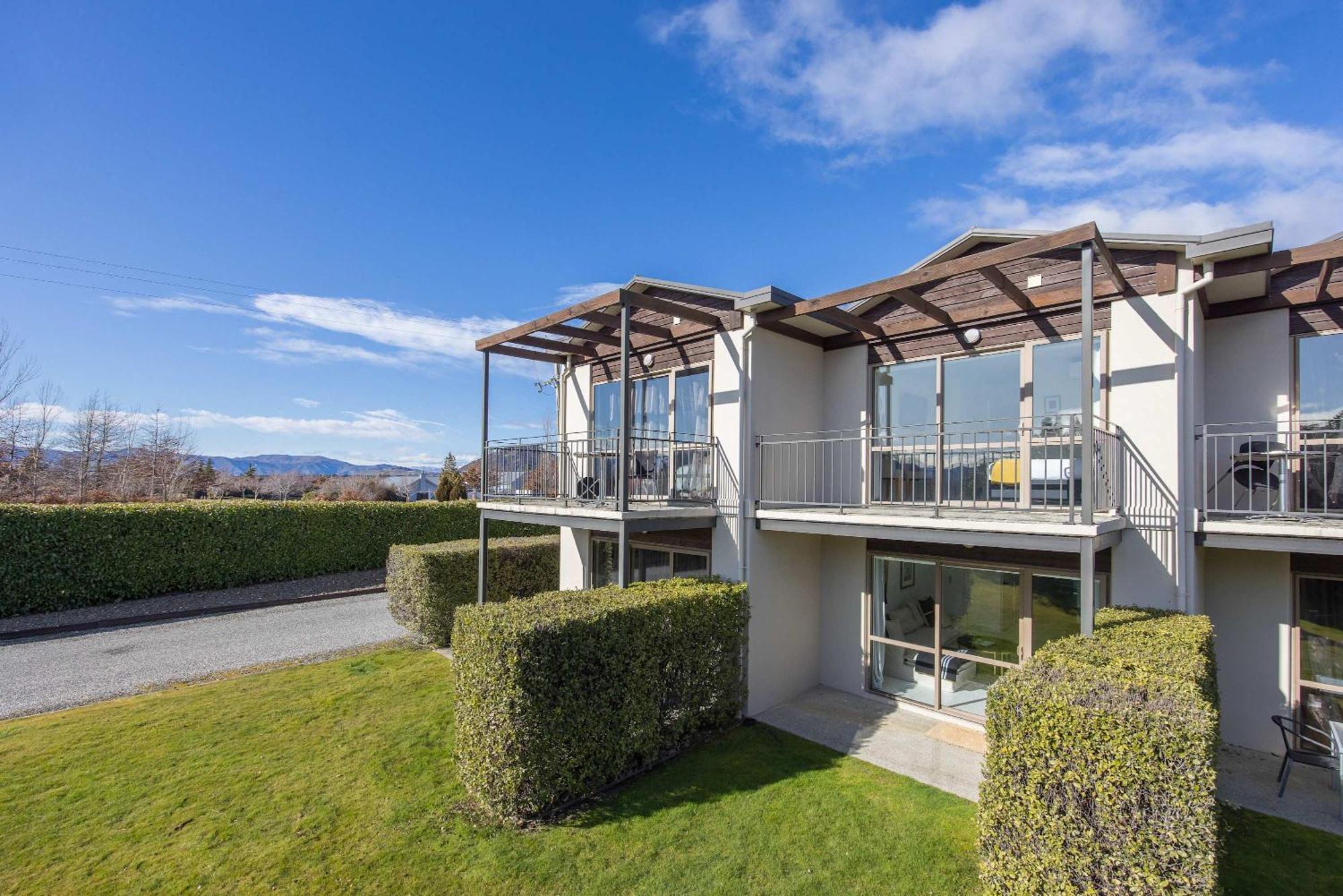 Apartment Contemporary Two Level Escape Near Oakridge