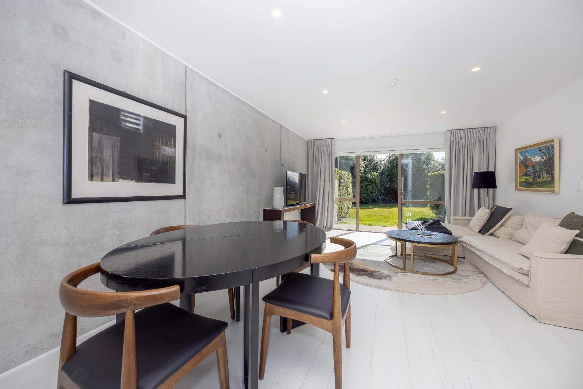 Contemporary Two Level Escape Near Oakridge Apartment *