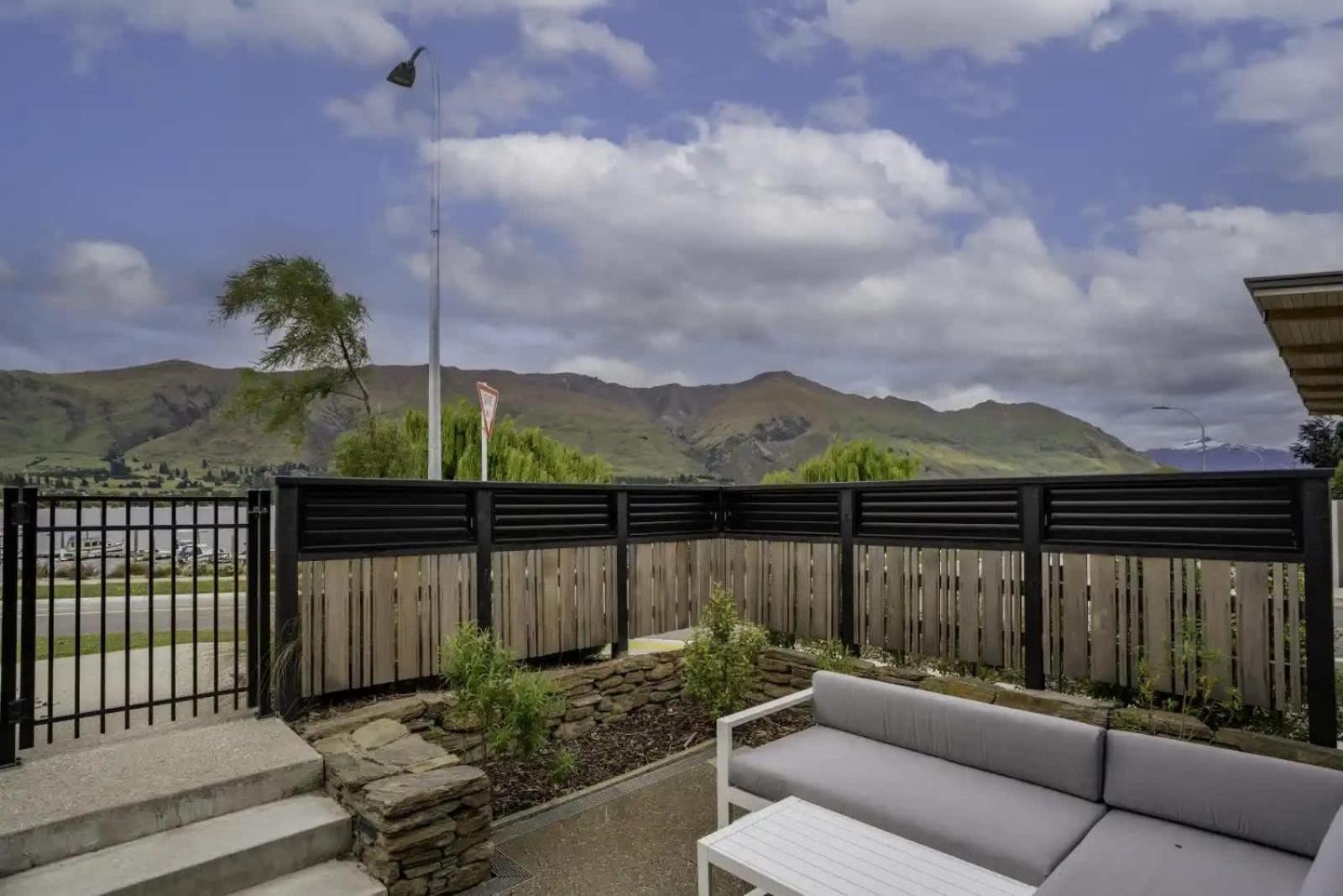 Lakeview Luxury 2 Bedroom Apartment
