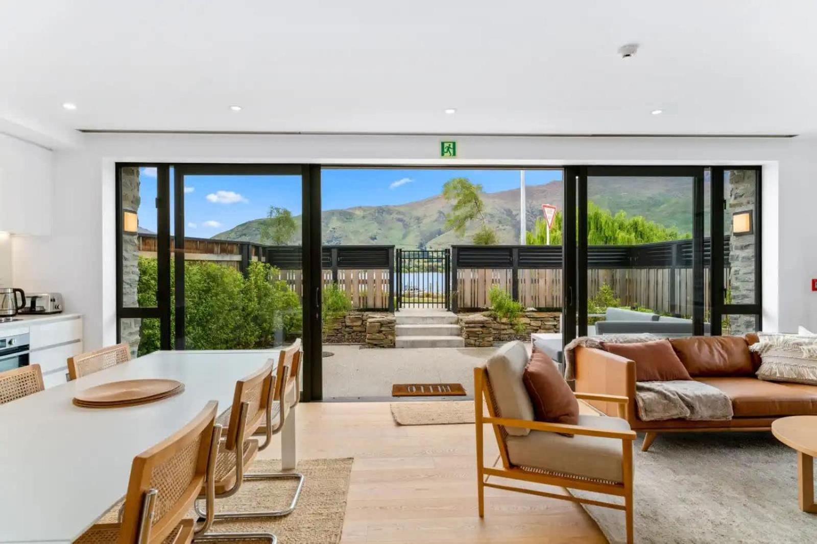 Lakeview Luxury