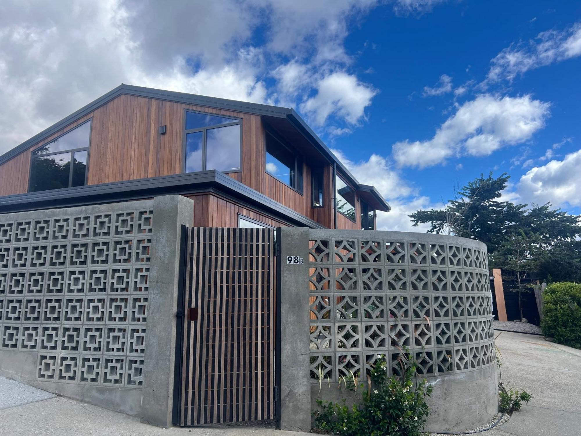 Designers Dream, Tokyo Pop Art With Courtyard, Fire & Views Wanaka