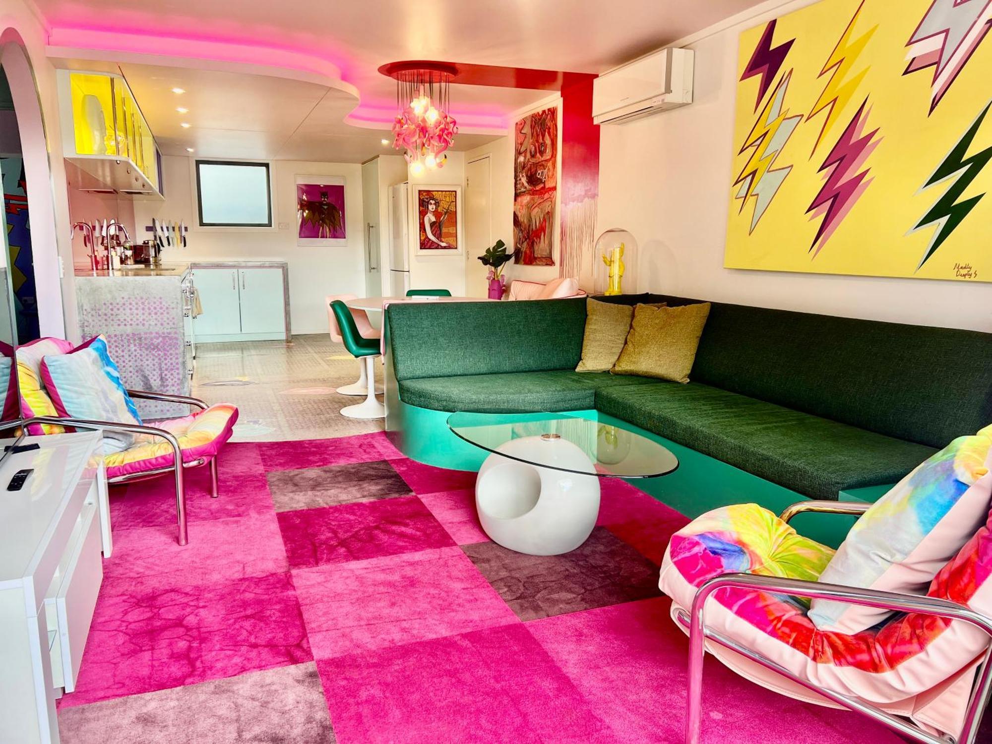 Designers Dream, Tokyo Pop Art With Courtyard, Fire & Views Apartment *