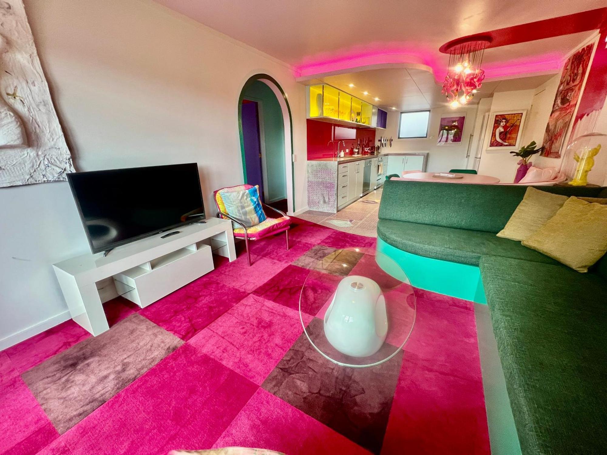 Apartment Designers Dream, Tokyo Pop Art With Courtyard, Fire & Views *