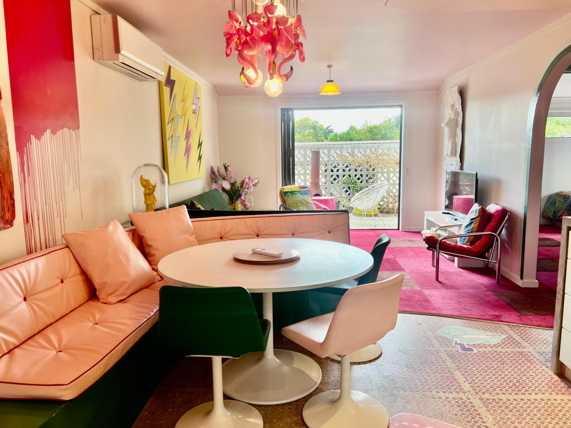 Designers Dream, Tokyo Pop Art With Courtyard, Fire & Views Apartment Wanaka