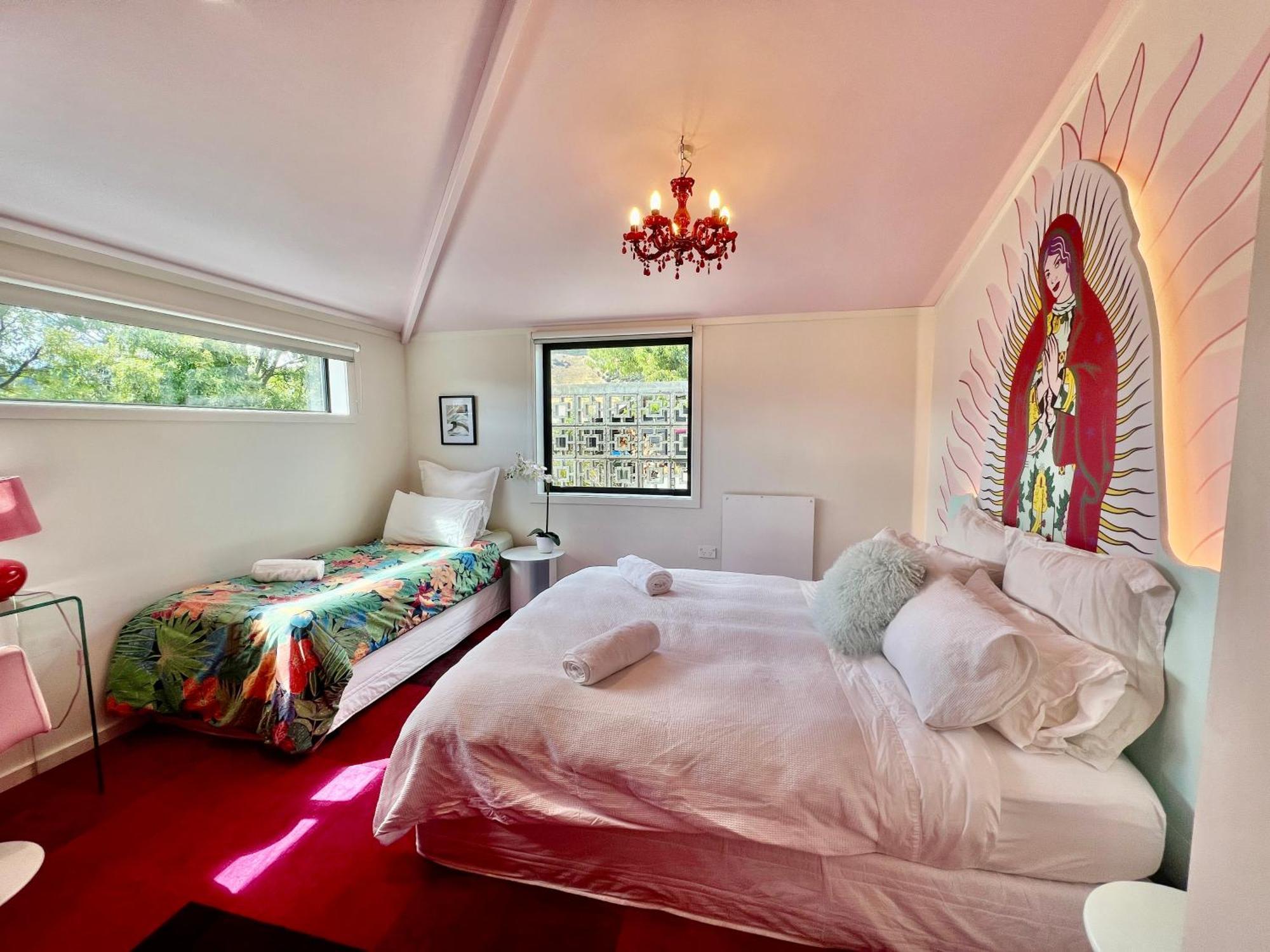 Designers Dream, Tokyo Pop Art With Courtyard, Fire & Views Wanaka