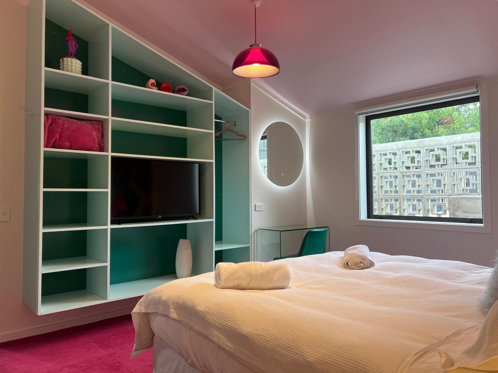 Designers Dream, Tokyo Pop Art With Courtyard, Fire & Views Wanaka