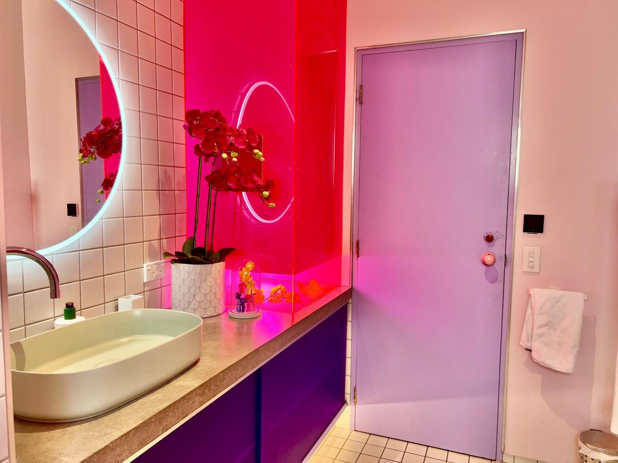 Apartment Designers Dream, Tokyo Pop Art With Courtyard, Fire & Views *