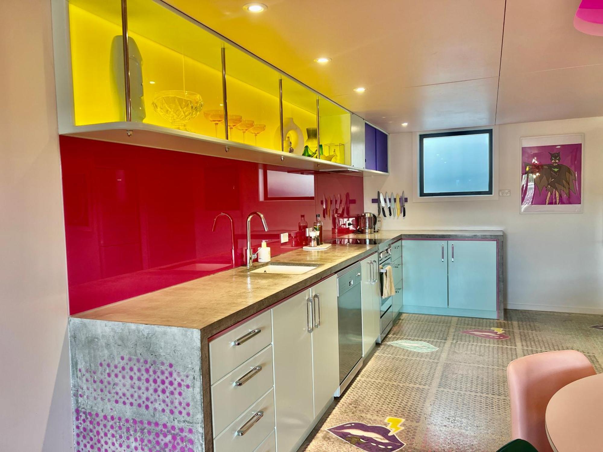 Designers Dream, Tokyo Pop Art With Courtyard, Fire & Views Wanaka