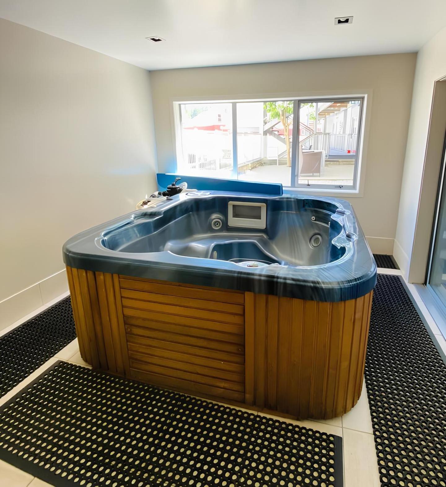 Bright 2br With Hot Tub - Walk To Town - Park Free Apartment