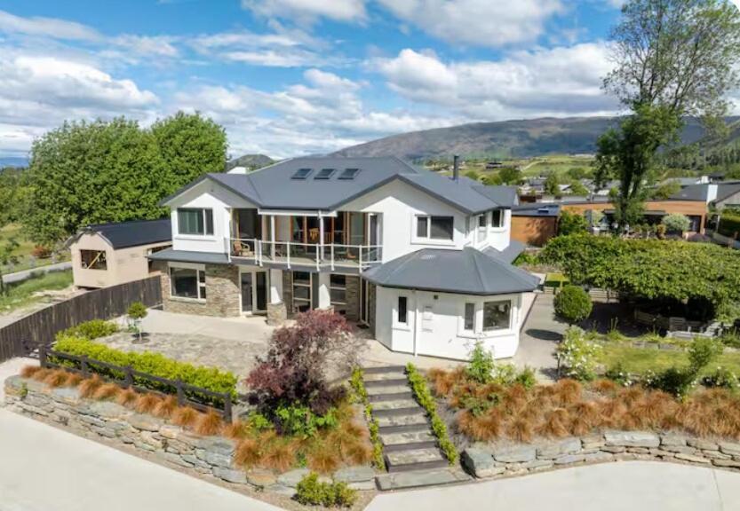 House - Close To That Tree