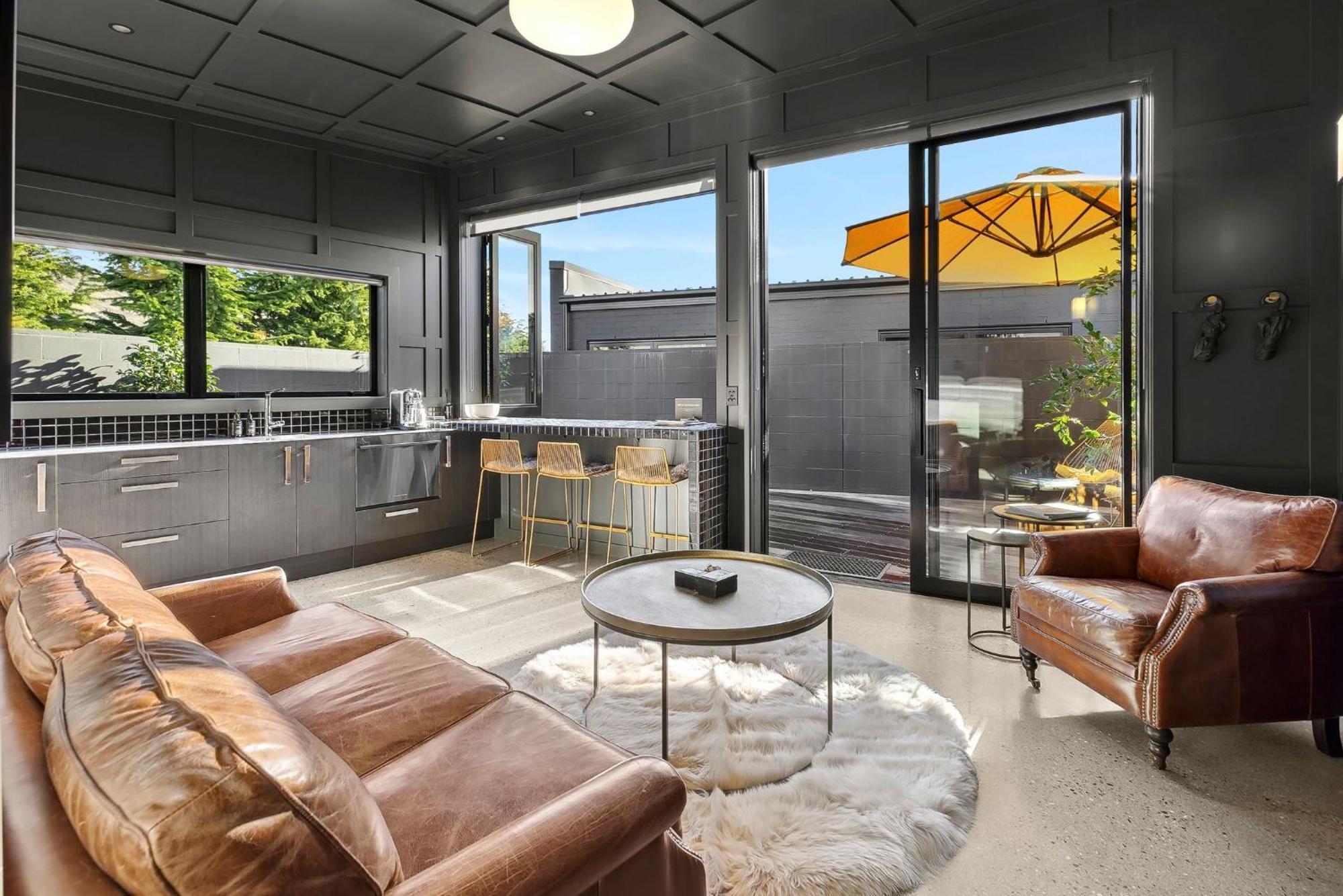 Yellow Pots A, Luxurious Outdoor Bath Apartment *