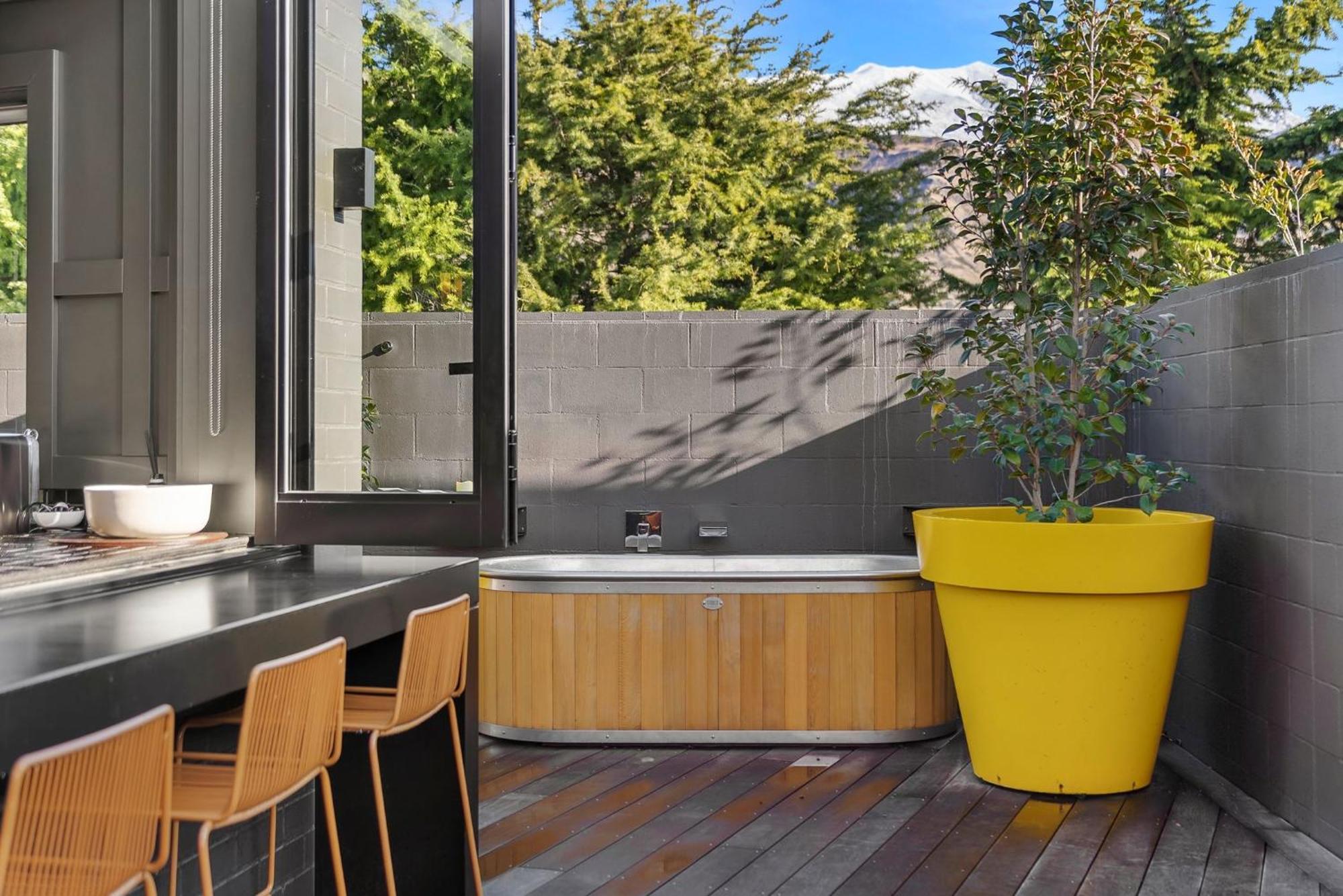 Apartment Yellow Pots A, Luxurious Outdoor Bath Wanaka