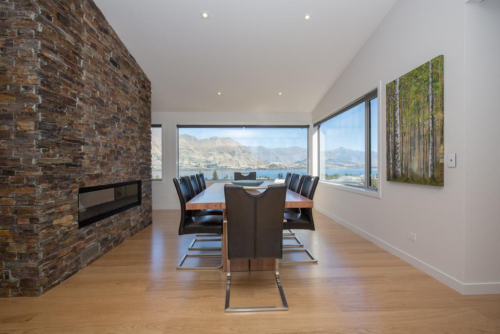 Forest Heights - Sleeps 8 - & Mountain Views - Pool & Sauna Holiday home