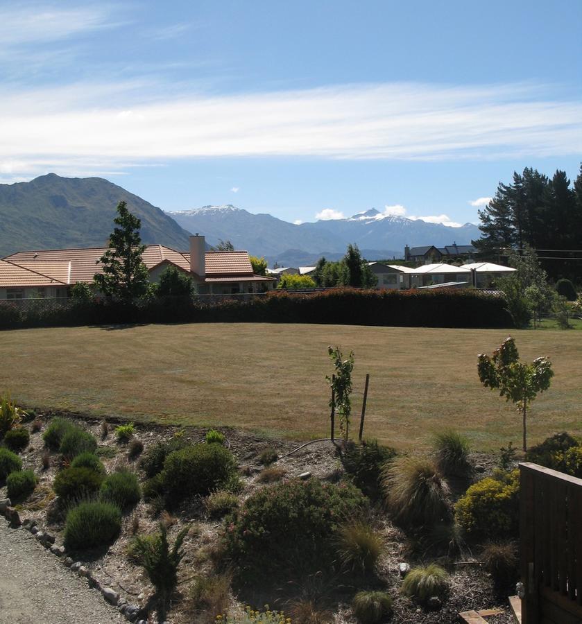 Black Peak View Apartment