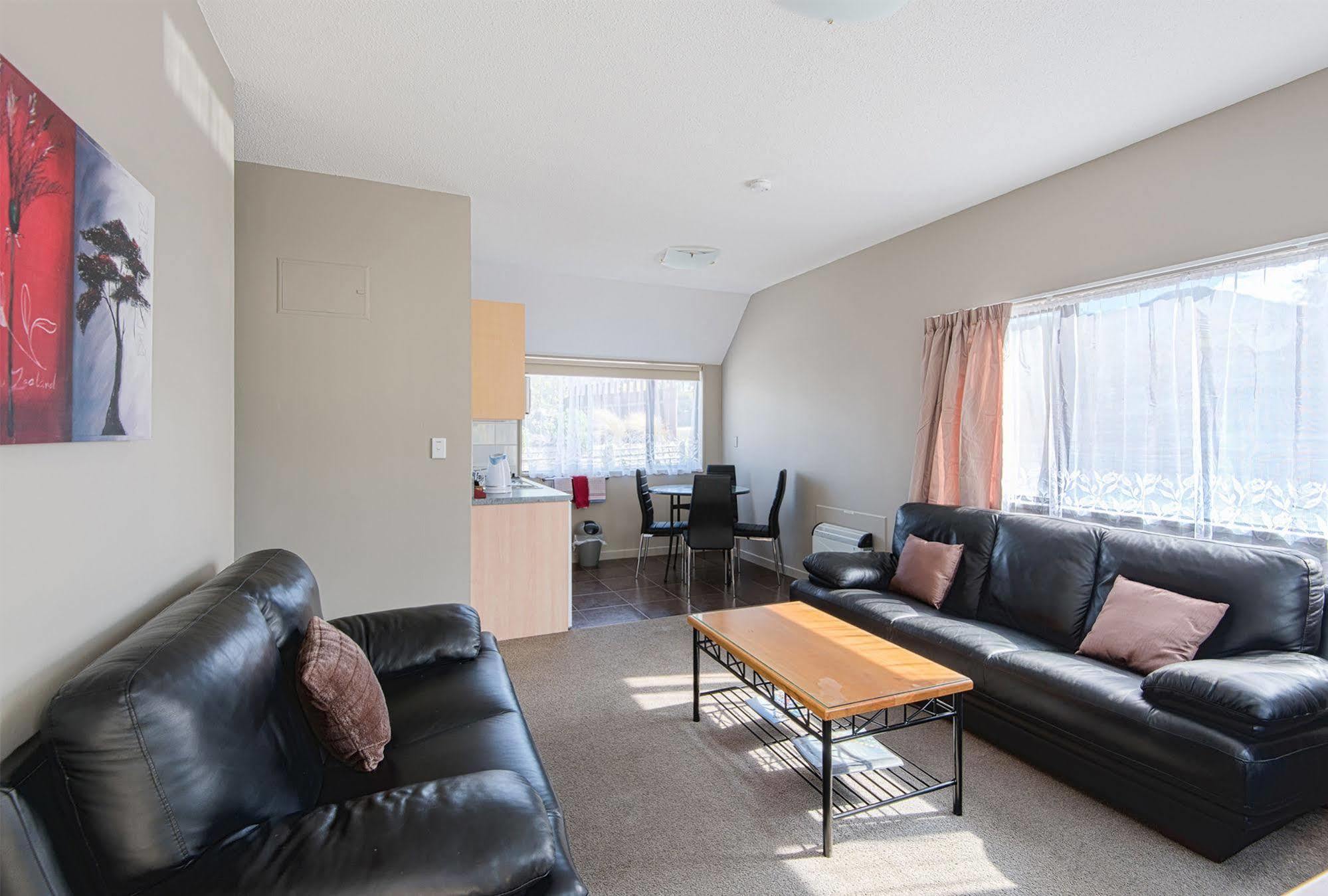 Manuka Crescent 3*