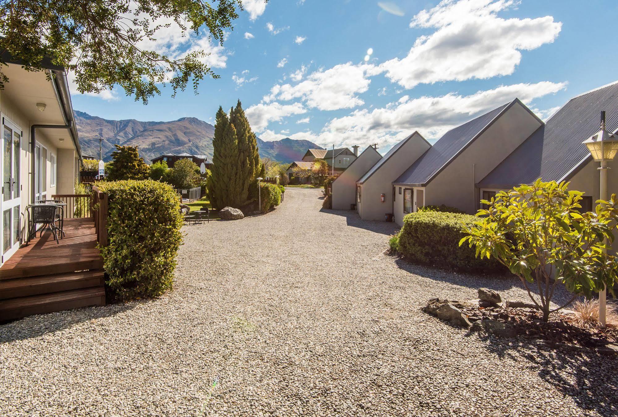 Manuka Crescent 3*
