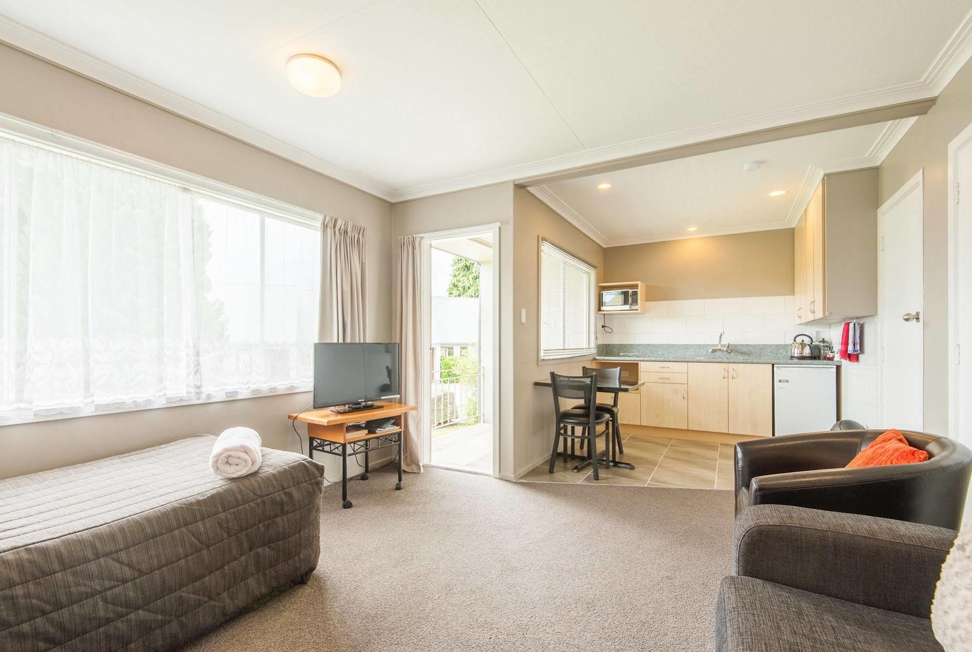 Manuka Crescent 3*