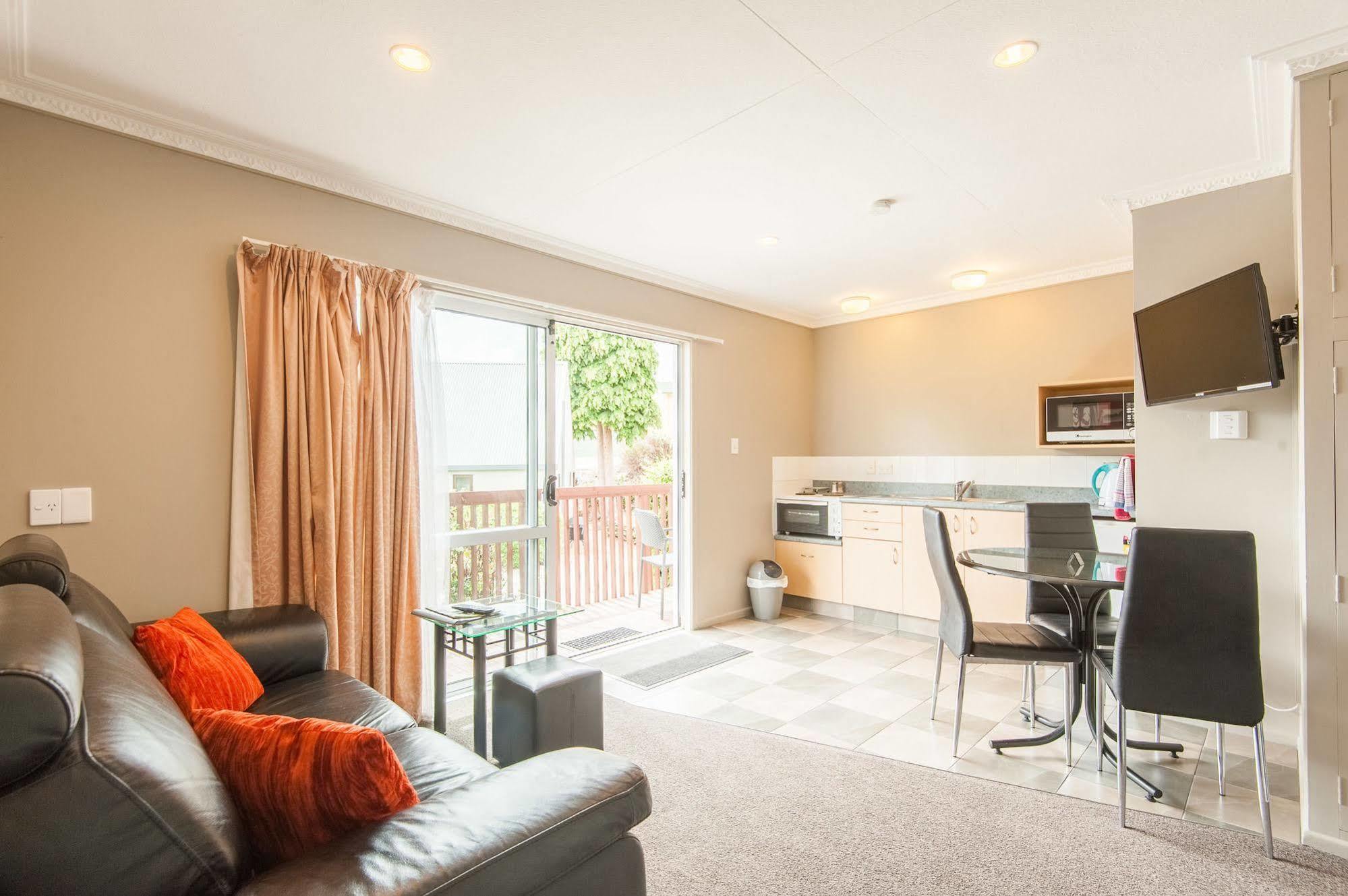Manuka Crescent 3*
