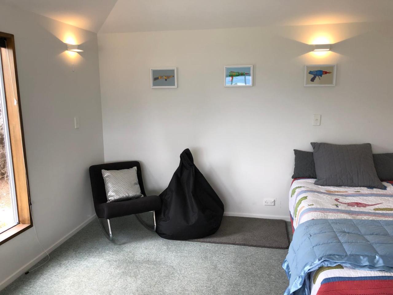 Walk To Town, & Mountain Views Holiday home