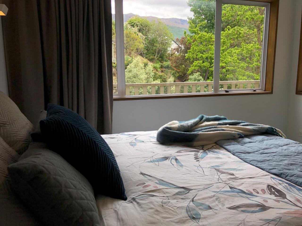 Walk To Town, & Mountain Views Wanaka